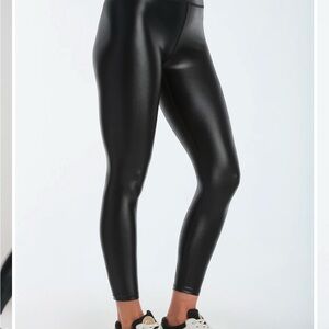 (NWT) Noli Yoga Liquid Leggings Size small